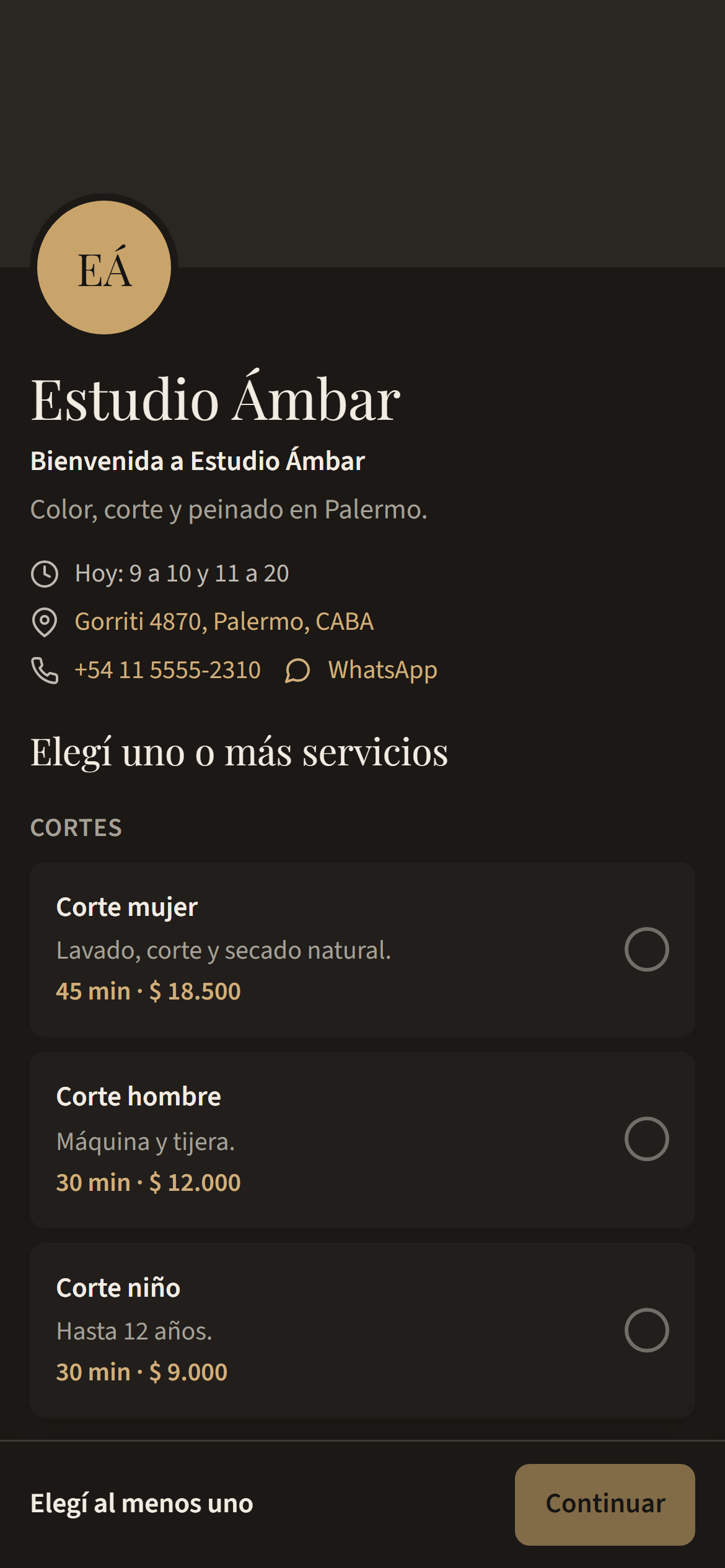 Sitio de reservas de Estudio Ámbar, una peluquería de ejemplo, en negro y dorado con tipografía clásica.