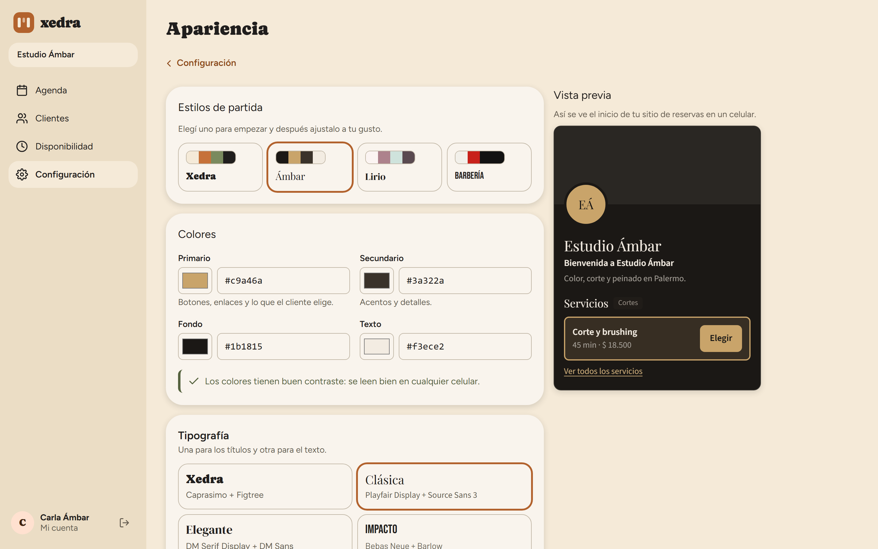 Editor de apariencia: estilos de partida, colores con control de contraste y tipografías, con la vista previa del sitio de reservas en un celular.